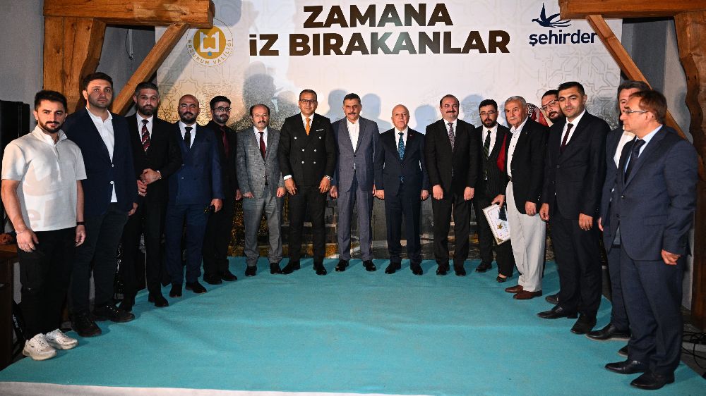 Zamana iz bırakanlara teşekkür ve plaket
