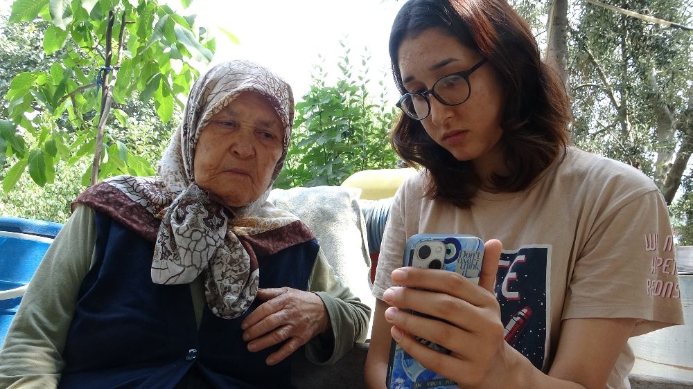 Zübeyde nine, köyünden doktora görüntülü ulaşıp muayene oldu