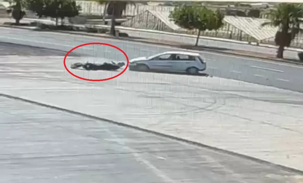 Antalya Gazipaşa'da Otomobil ile çarpışan motosikletlinin kaza anı görüntülendi