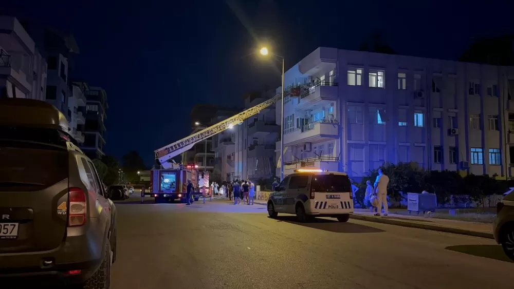 Antalya'da 3 katlı binada yangın çıktı