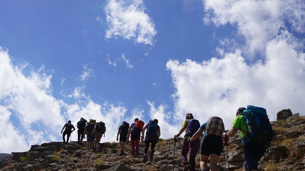 34 dağcı Yüksekova Sat Gölleri'nde doğa yürüyüşü gerçekleştirdi