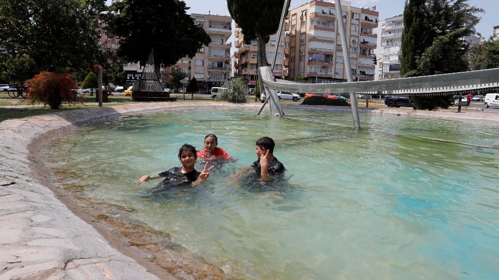 44 derecelik sıcaktan bunalan çocuklar süs havuzunda serinledi