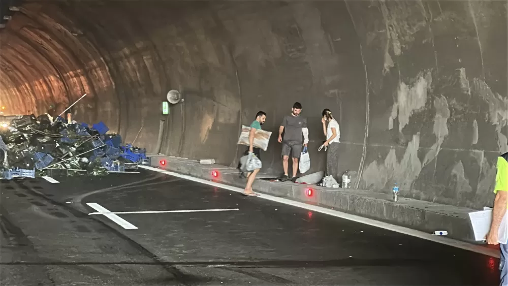 Kuzey Marmara Otoyolu'nda Antalya Plakalı sebze yüklü tır devrildi: Kilometrelerce araç kuyruğu oluştu