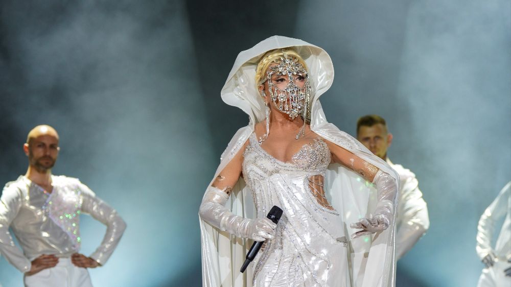 79 yaşındaki Süperstar Ajda Pekkan 3 saat kaldığı sahnede 45 şarkı söyledi