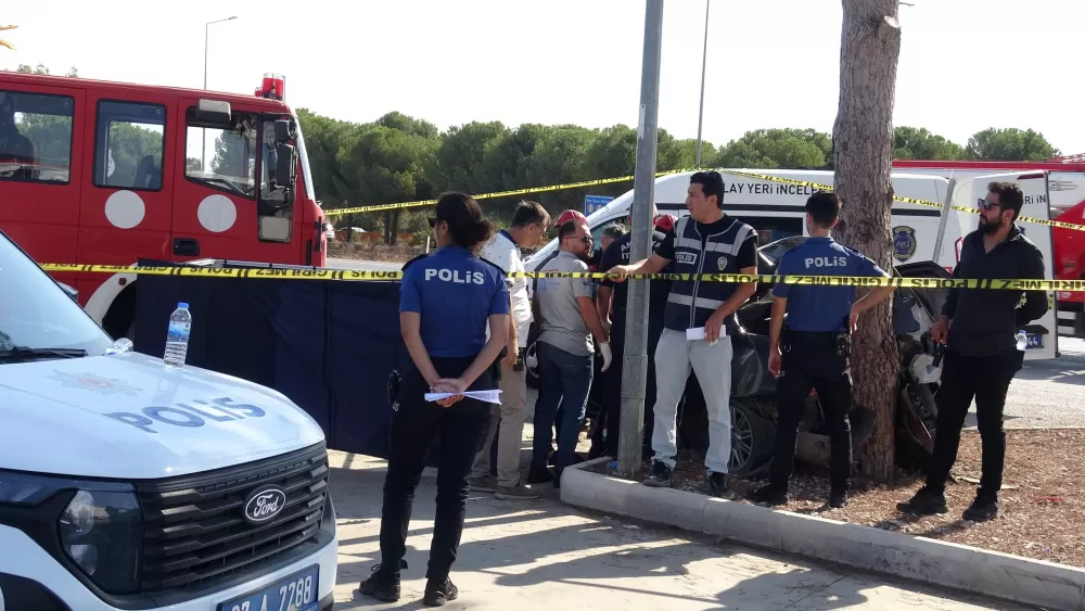 Antalya'da ağaca çarpan otomobilin sürücüsü hayatını kaybetti