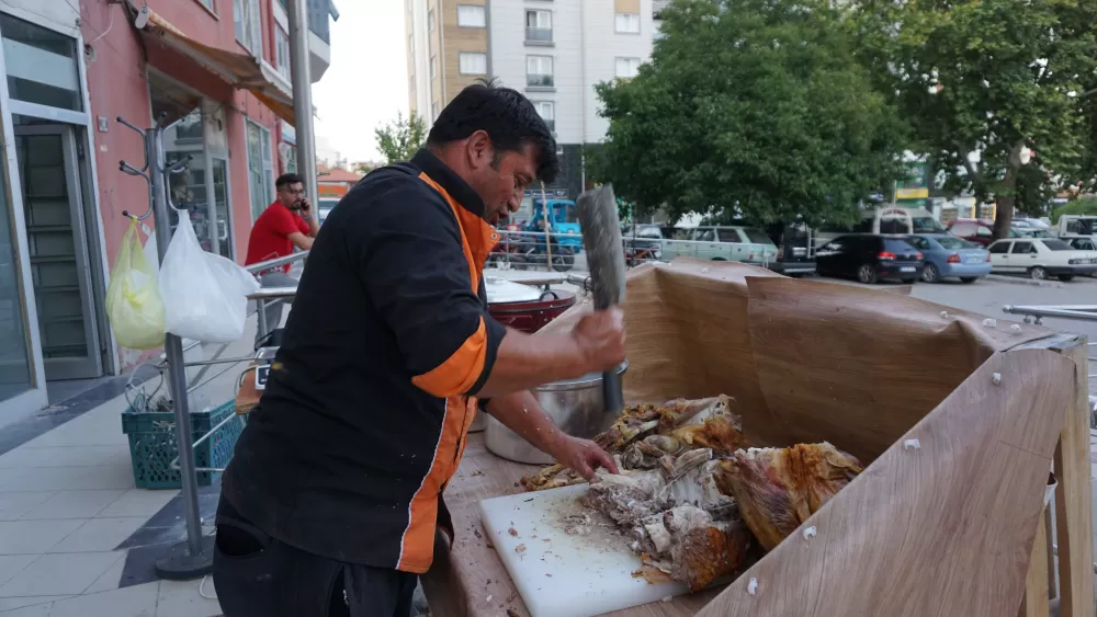 Burdur’da 100 yıllık lezzet Kuyu kebabı kilosu 1300 TL’den satılıyor