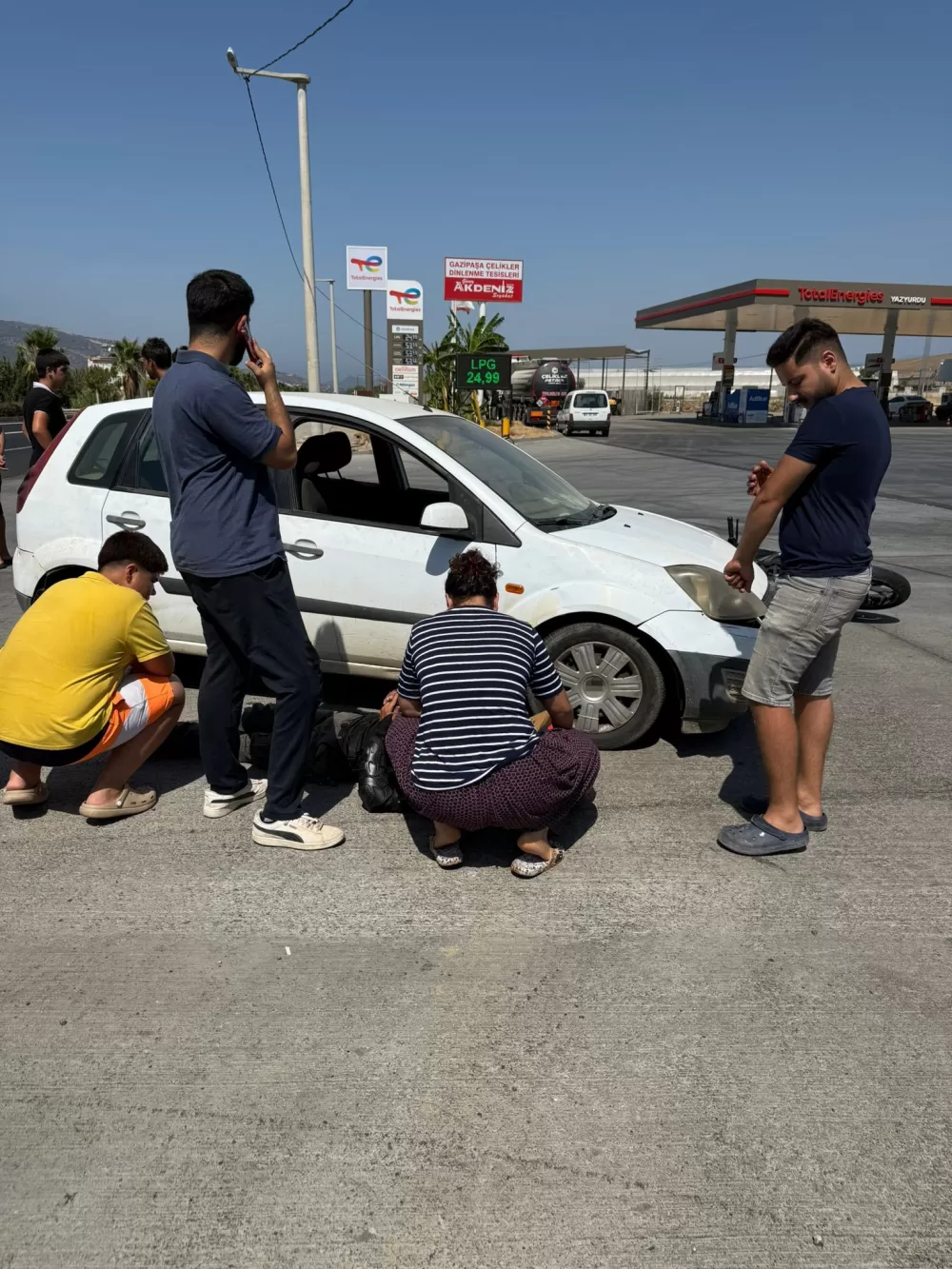 Antalya Gazipaşa'da Otomobil ile çarpışan motosikletlinin kaza anı görüntülendi