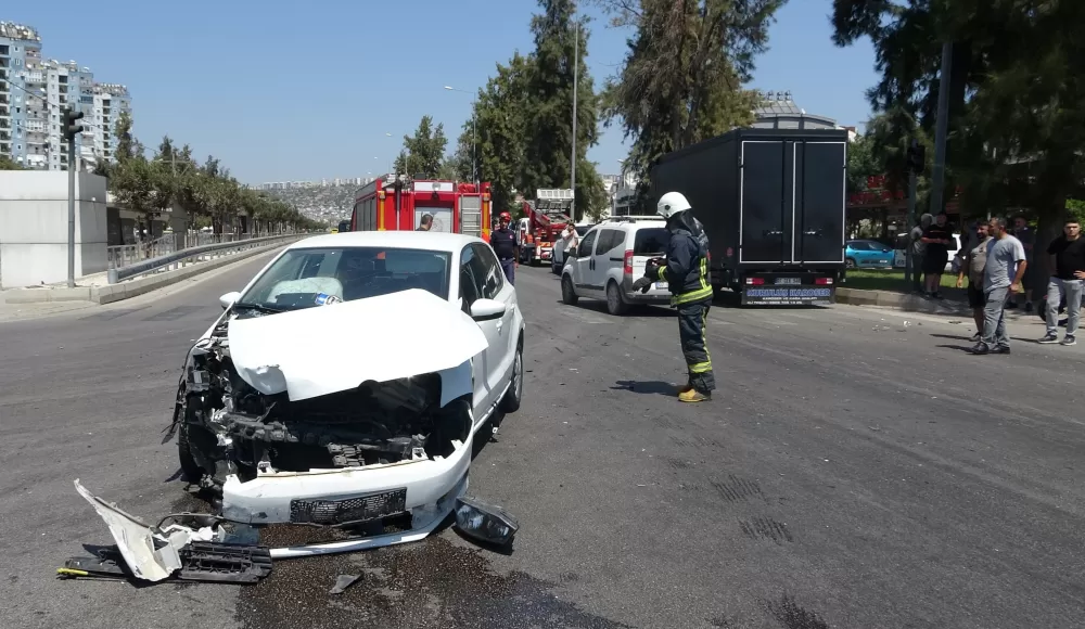 Kamyonet ile otomobil kavşakta çarpıştı 1 yaralı