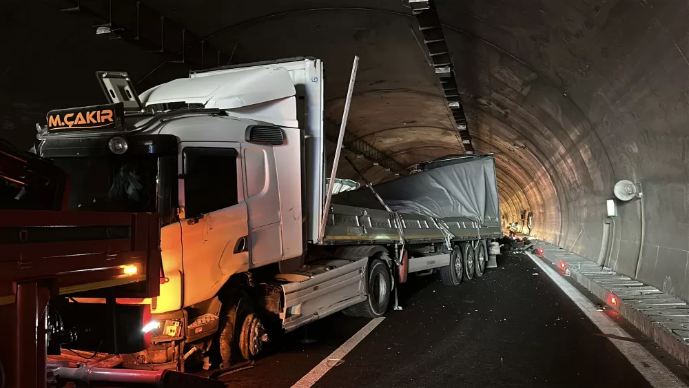 Kuzey Marmara Otoyolu'nda Antalya Plakalı sebze yüklü tır devrildi: Kilometrelerce araç kuyruğu oluştu
