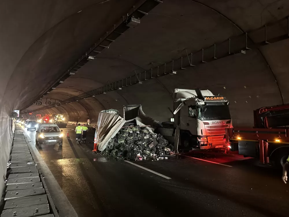 Kuzey Marmara Otoyolu'nda Antalya Plakalı sebze yüklü tır devrildi: Kilometrelerce araç kuyruğu oluştu