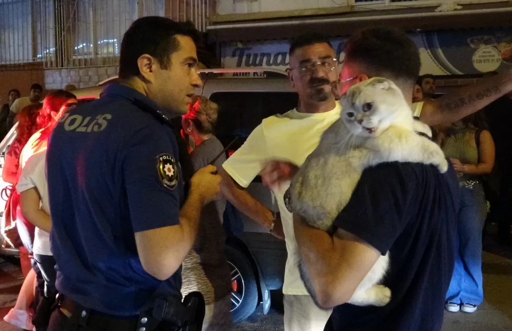 Dairenin balkonunda çıkan yangın korkuttu genç kız gözyaşlarına hakim olamadı