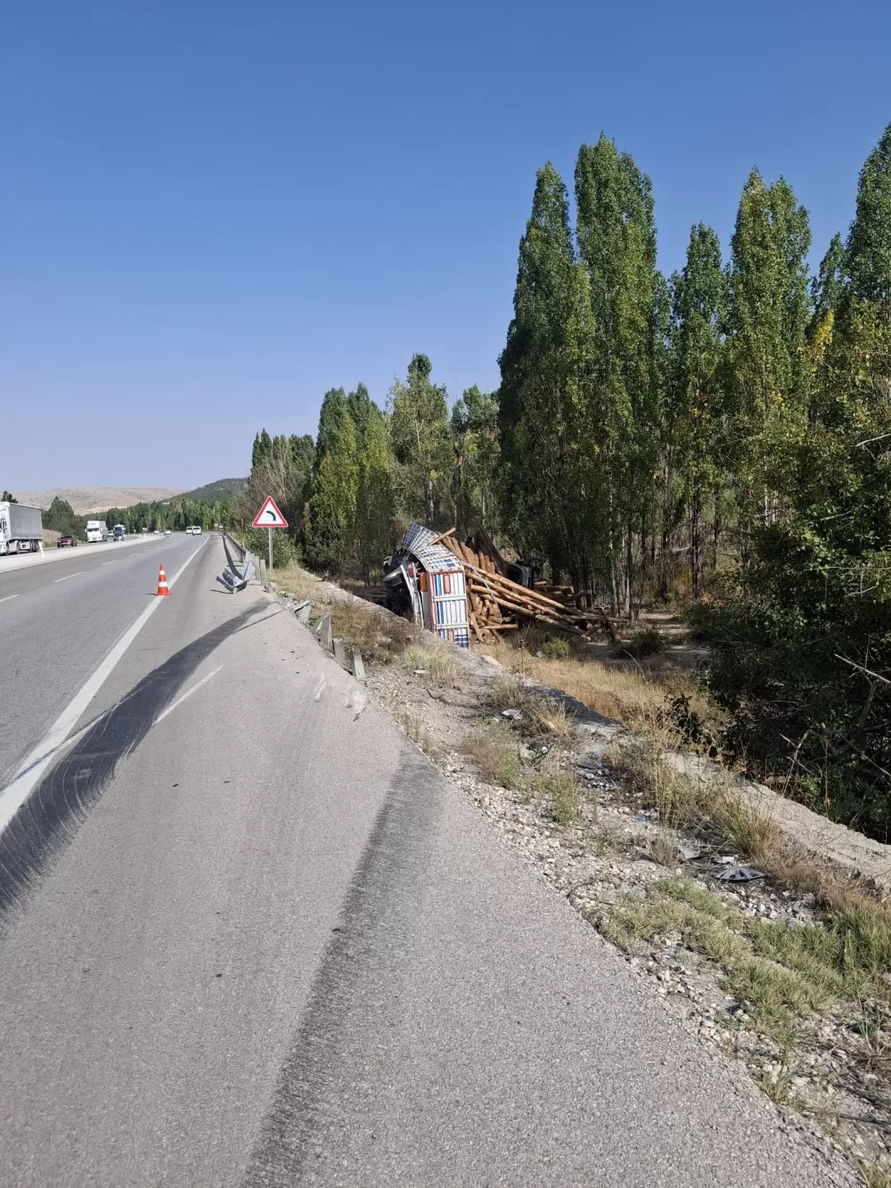 Beyşehir Antalya karayolu ve Konya Beyşehir yolunda mermer blok ve tomruk taşıyan tırlar devrildi 2 yaralı