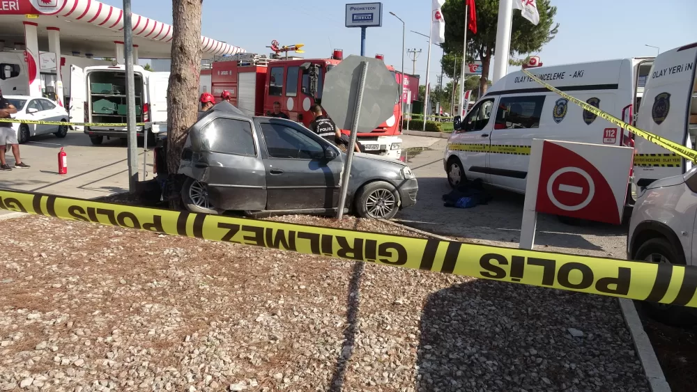 Antalya'da ağaca çarpan otomobilin sürücüsü hayatını kaybetti