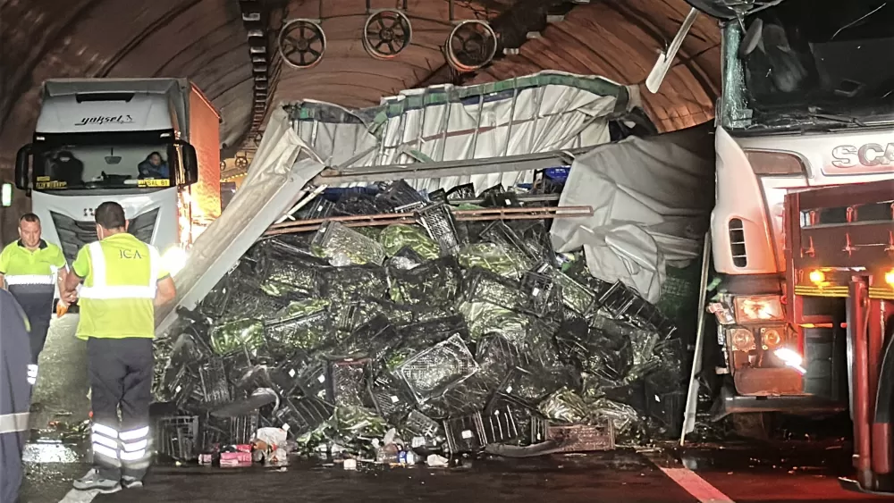 Kuzey Marmara Otoyolu'nda Antalya Plakalı sebze yüklü tır devrildi: Kilometrelerce araç kuyruğu oluştu