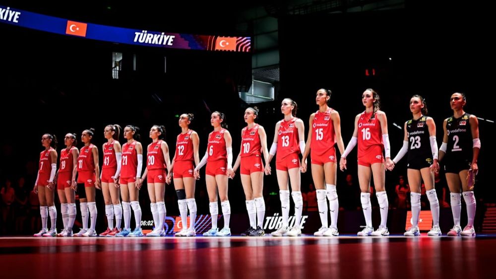 A Milli Kadın Voleybol Takımı, hazırlık kampı için Antalya'ya gitti