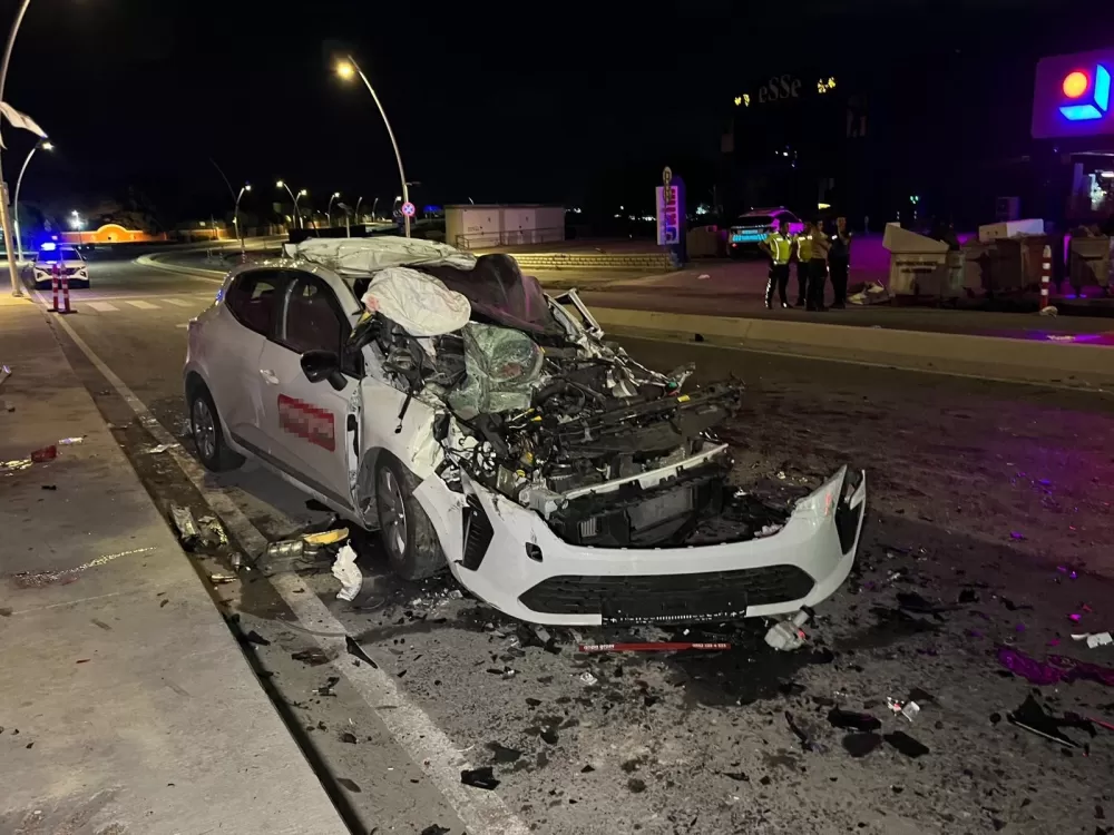 İstanbul Büyükçekmece’de otomobil, TIR’a arkadan çarptı 1 ölü, 3 ağır 4 yaralı