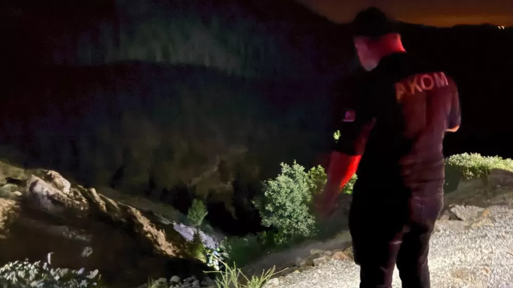 Adana Kozan Yolunda araç uçuruma yuvarlandı  sağ çıkan olmadı  5 ölü 