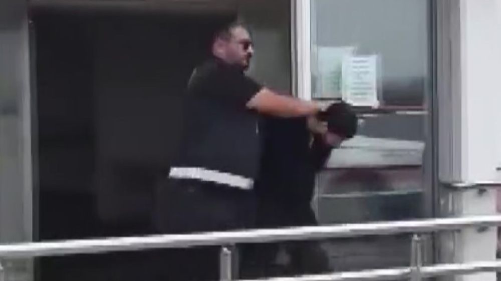 Adana sıcağında montla trafiğe çıkınca polise yakalandı
