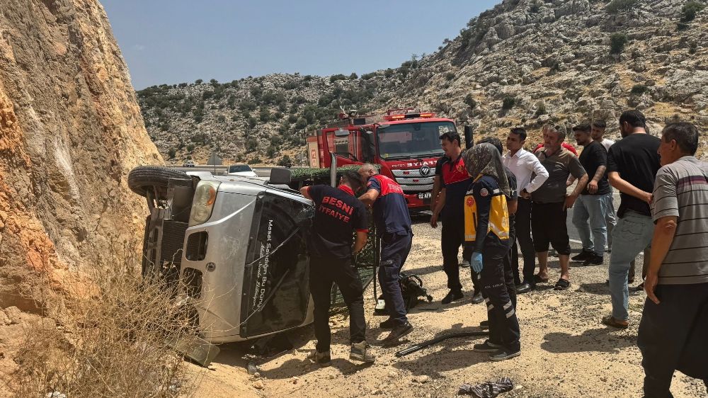Adıyaman'da şarampole devrilen kamyonetin sürücüsü yaralandı