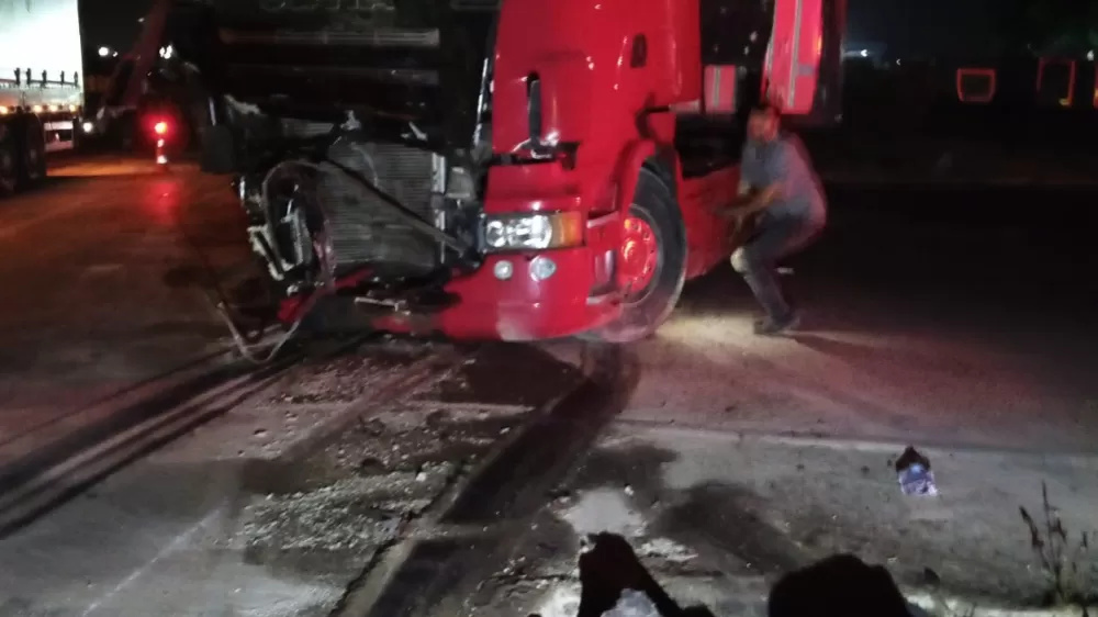 Afyonkarahisar'da kaza 2 tır çarpıştı 