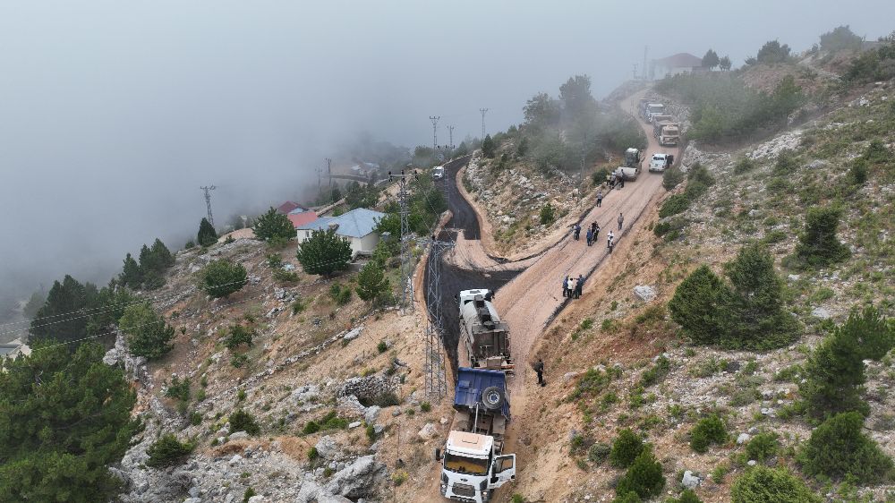 Akdağ eteklerindeki Çeltek Yaylası yolu asfalta kavuşuyor