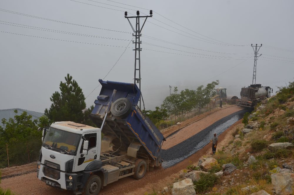 Akdağ eteklerindeki Çeltek Yaylası yolu asfalta kavuşuyor