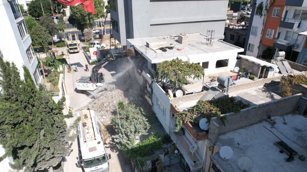 Akdeniz'de metruk yapıların yıkımı devam ediyor