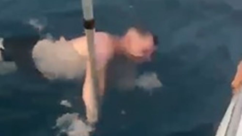 Alanya'da denize açılıp boğulma tehlikesi geçiren Ukraynalı turisti tekneciler kurtardı