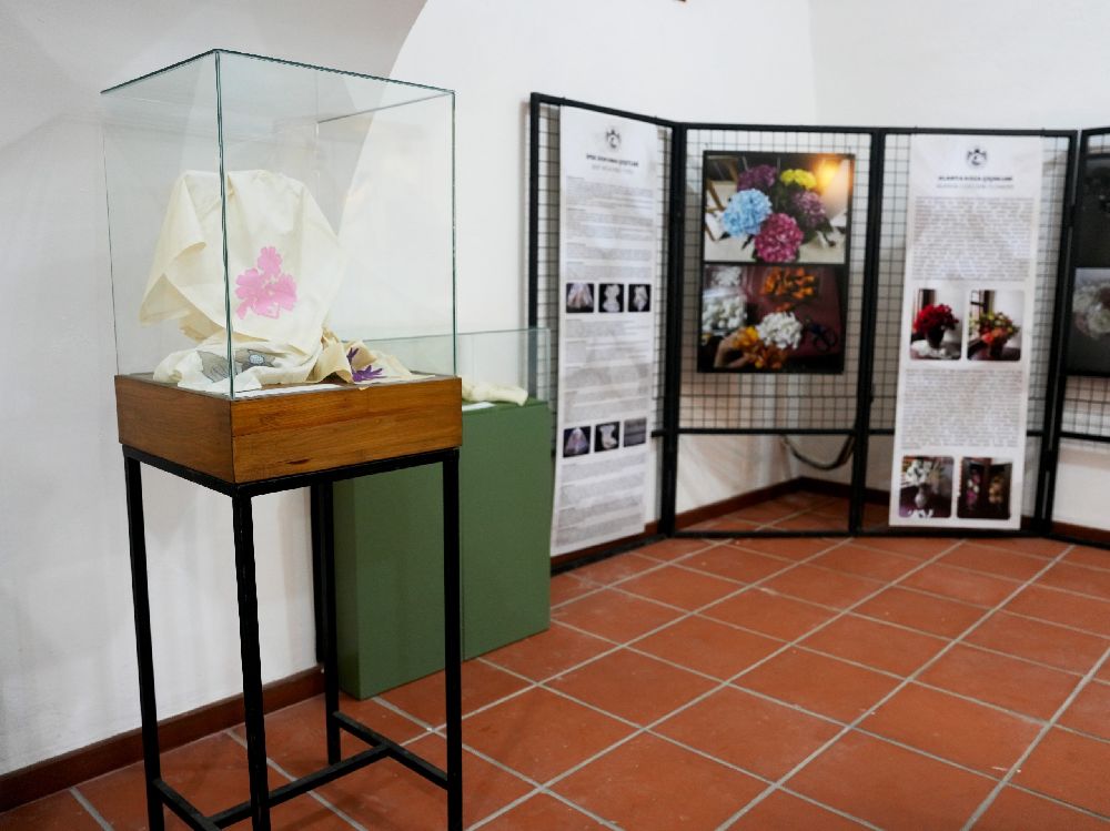 Alanya’da ipeğin izinde sergisi, tarihi bedestende açıldı