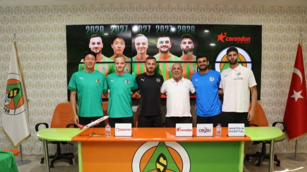 Alanyaspor'da imza töreni 5 Futbolcuyla sözleşme uzatıldı