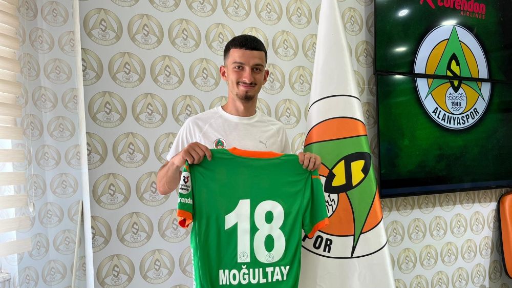 Alanyaspor kadrosuna kattığı 4 oyuncu için imza töreni düzenledi