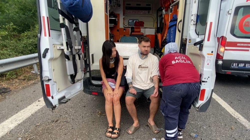 Anadolu Otoyolu'nda minibüs bariyere saplandı: 7 kişi yaralandı