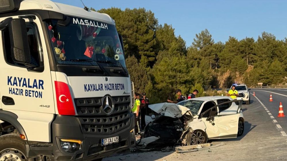 Antalya Akseki Manavgat'ta feci kaza kamyon ile Otomobil Çarpıştı 1 ölü 2 yaralı 