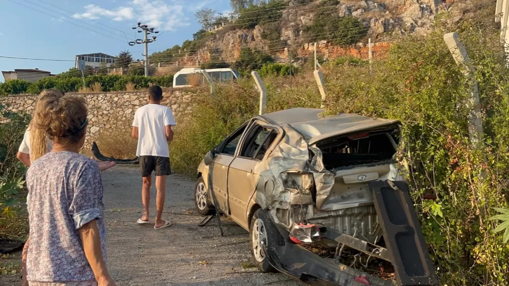 Antalya Alanya’da otomobil şarampole uçtu 1 yaralı