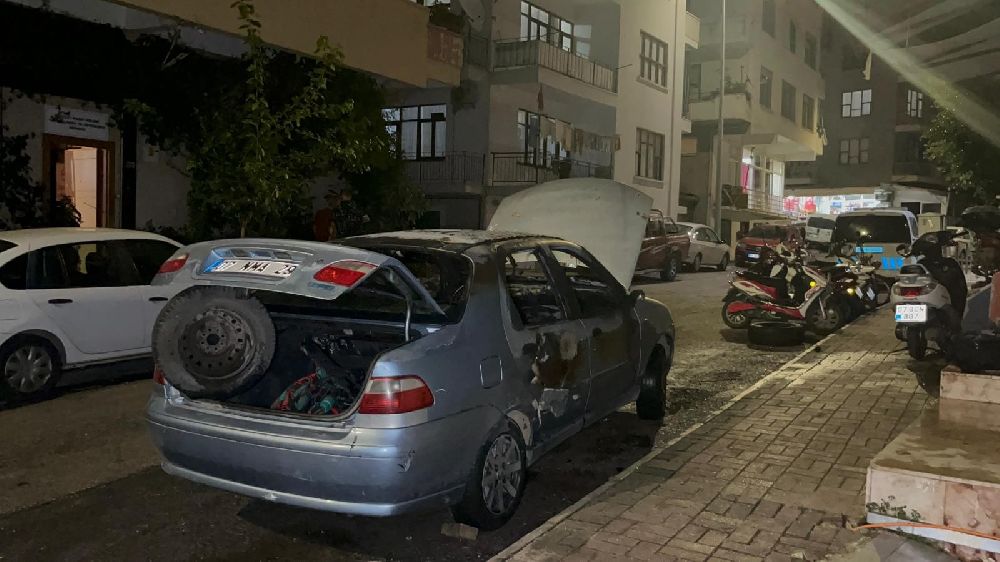 Antalya Alanya Park halindeki araç alev aldı ilk müdahale mahalle halkından