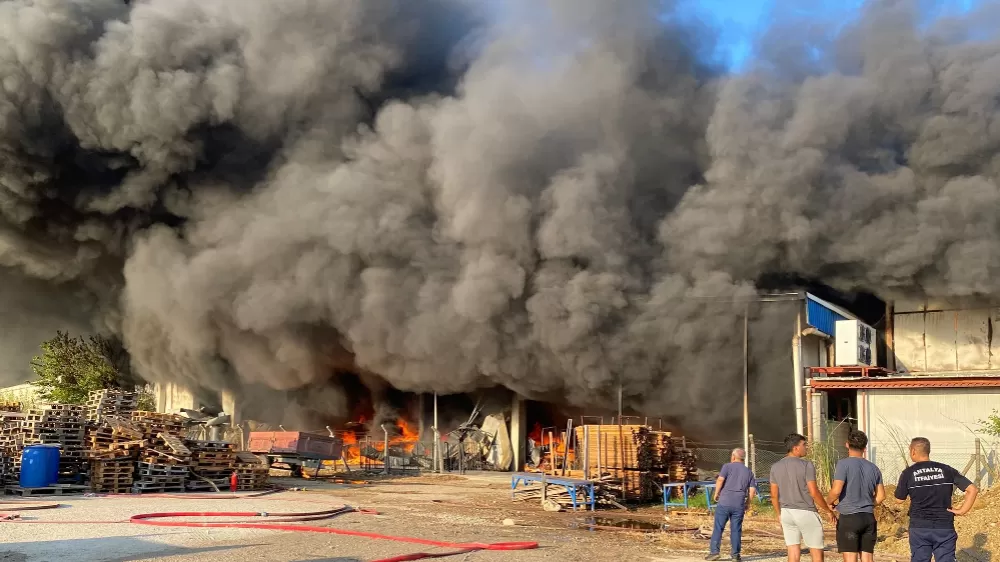 Antalya'da 2 depoda yangın Ekipler seferber oldu