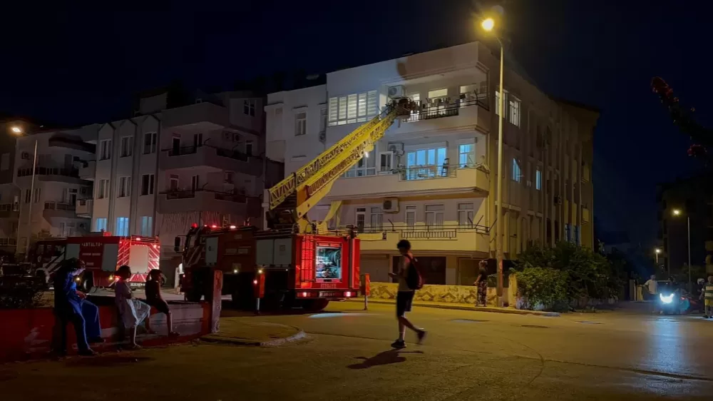 Antalya'da 3 katlı binada yangın çıktı