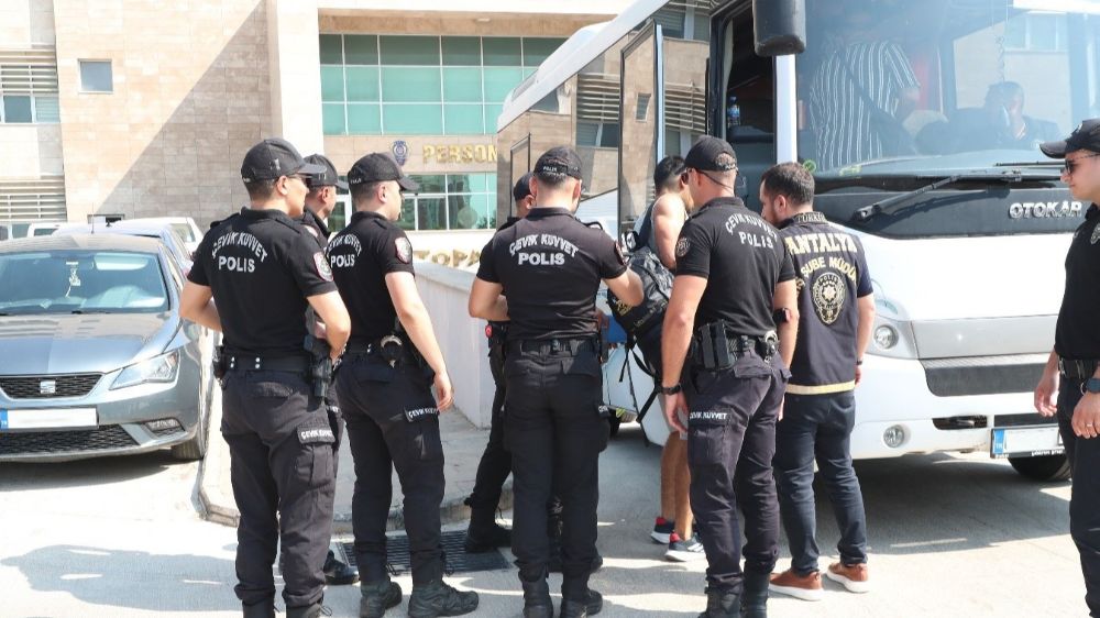 Antalya'da arana şahıslara eş zamanlı 2 operasyon