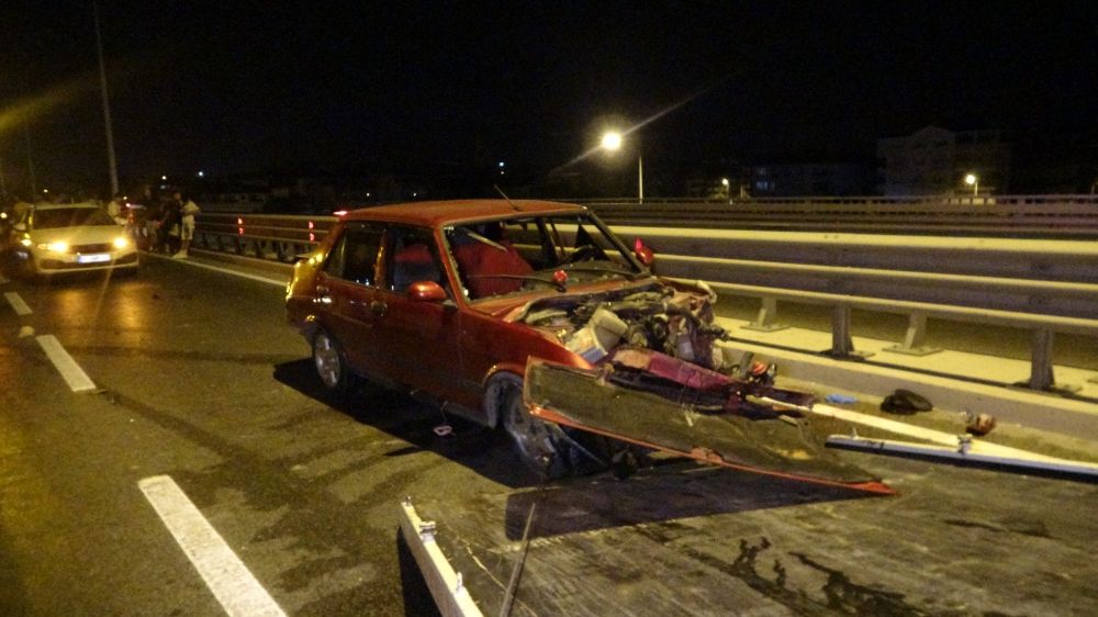 Antalya'da aynı yerde iki ayrı kaza 2 kişinin yaralanmasına, trafiğin de 2 saat kapanmasına neden oldu