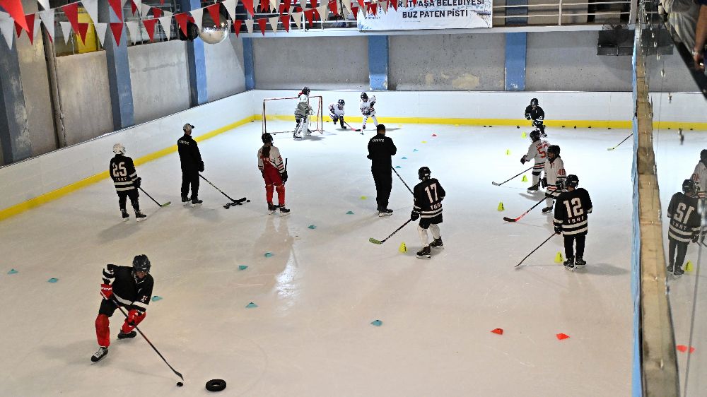Antalya’da bir ilk Uluslararası buz hokeyi kampı düzenlendi