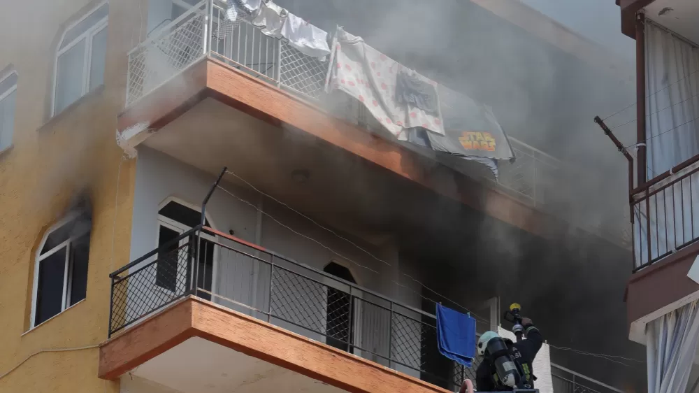 Antalya'da daire yangını korku dolu anlar yaşattı