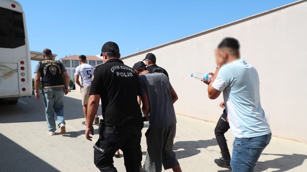 Antalya'da eş zamanlı düzenlenen operasyonda 80 aranan şahıs yakalandı