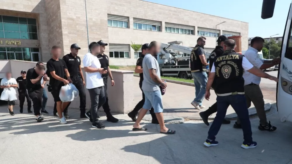 Antalya'da eş zamanlı operasyonlarda 236 aranan şahıs yakalandı