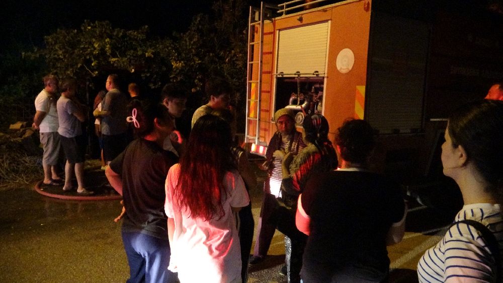 Antalya'da gecekonduda yangın Ev küle döndü