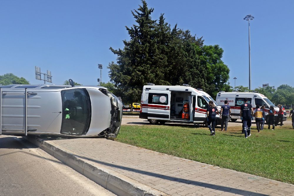 Antalya'da hafif ticari araç yan yattı
