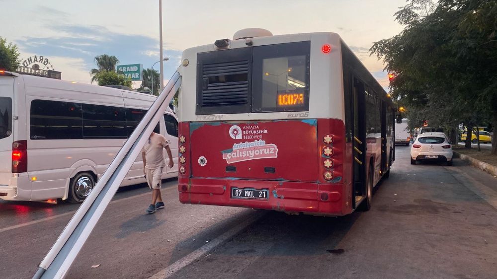  Antalya'da halk otobüsüne karavan tentesi saplandı