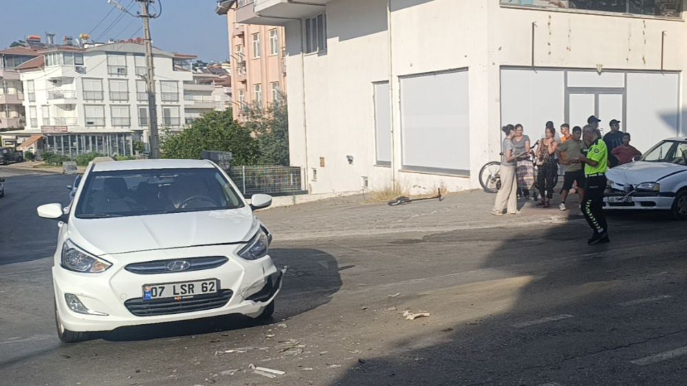 Antalya'da iki otomobil çarpıştı 1 yaralı 