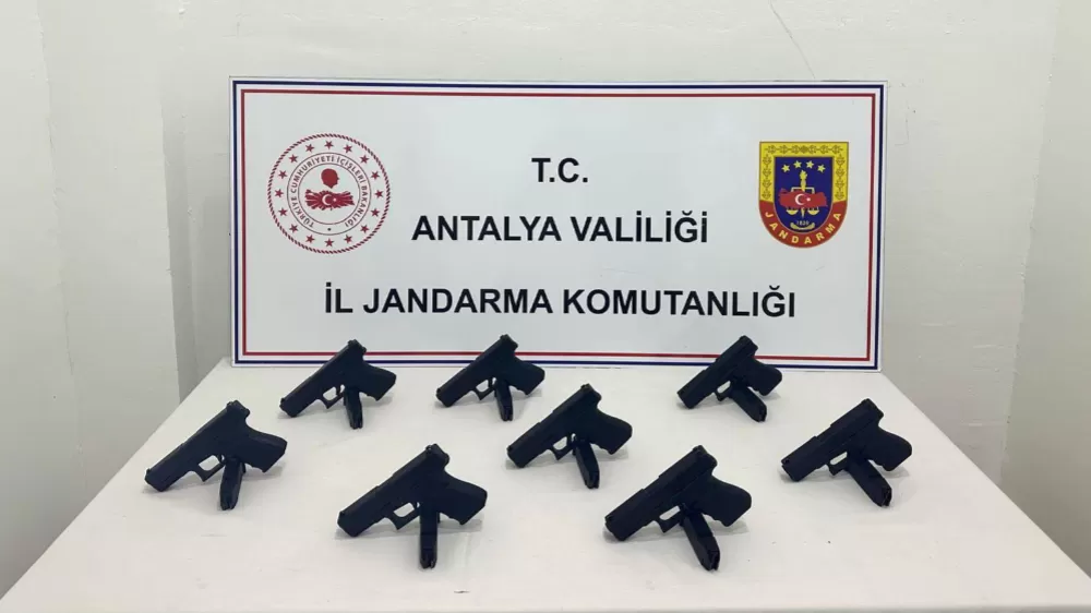Antalya'da jandarma operasyonu Otomobilde 8 ruhsatsız tabanca ele geçirildi