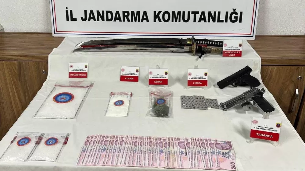 Antalya'da jandarmadan baskın Kilolarca uyuşturucu ele geçirildi