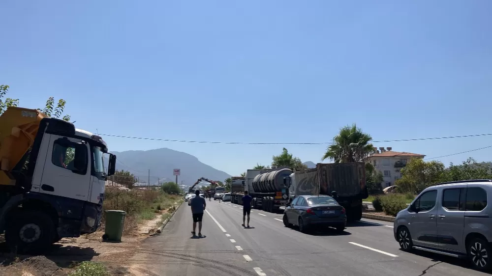 Antalya’da kamyonun açık damperi EDS direğini devirdi